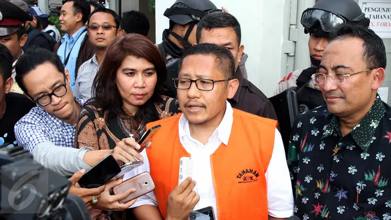 Gaya Santai Anas Urbaningrum Saat Dipindahkan ke Lapas Sukamiskin