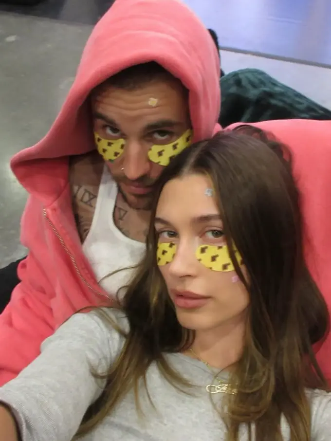 Kolaborasi Hailey dan Justin Bieber hasilkan produk Rhode terbaru. [@haileybieber]