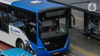 Warga menaiki Bus Transjakarta di kawasan Sudirman, Jakarta, Jumat (4/10/2024). (Liputan6.com/Angga Yuniar)