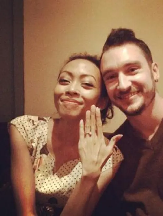 Keseriusan Jono diperlihatkan Jono dengan melamar Cice pada 28 September 2015 lalu.  (Via Twitter/@nyep_nyep)