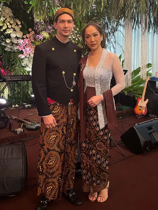 Pria blasteran Jawa-Australia ini memancarkan aura pria Jawa saat mengenakan beskap. Bahkan, saat berfoto bareng Bunga Citra Lestari, keduanya tampak serasi. BCL yang kala itu memakai kebaya dan rambut disanggul, tampak begitu memesona saat berdampingan dengan Dimas Beck. (Liputan6.com/IG/@dimasbeck)