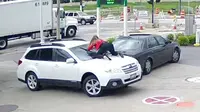 Seorang wanita nekat melompat ke atas kap mesin untuk menghentikan pencuri mobilnya.
