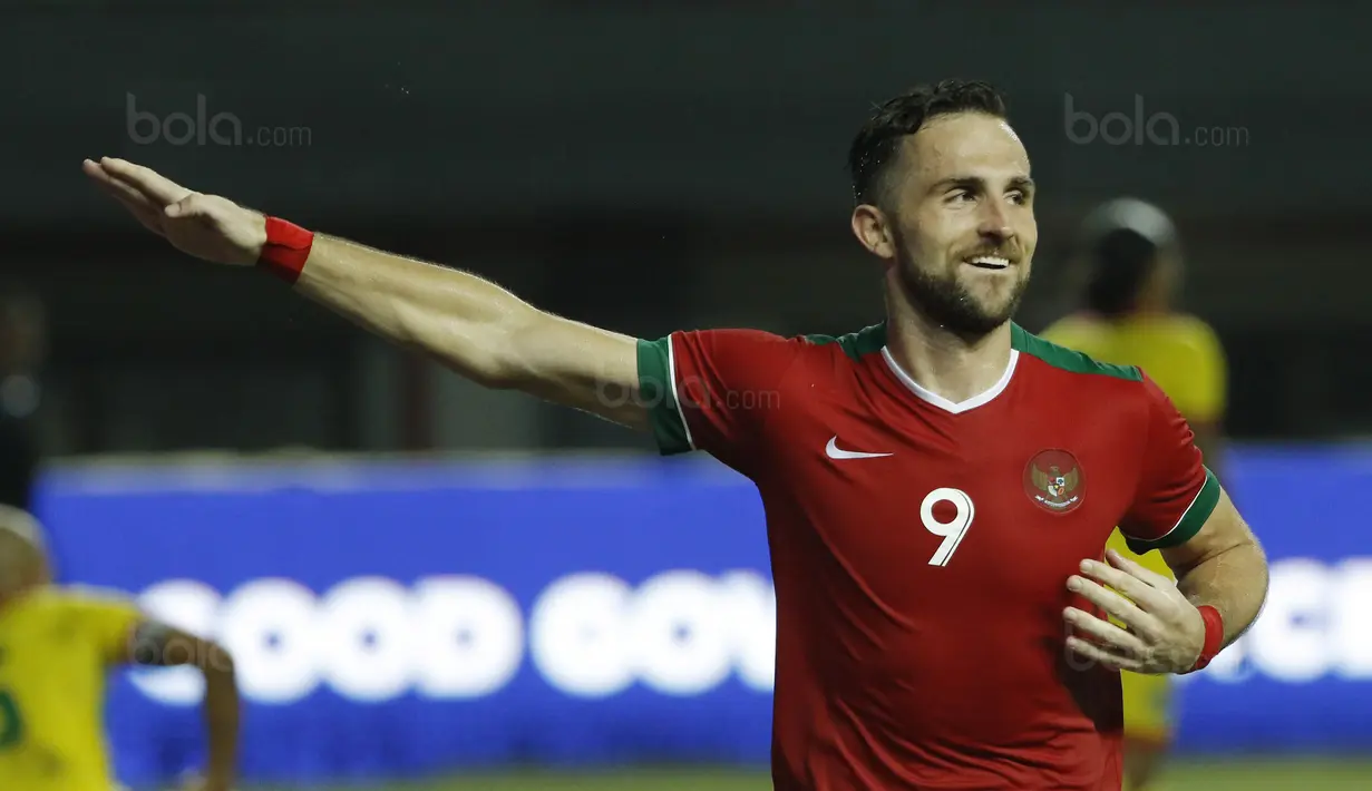 Striker Indonesia, Ilija Spasojevic, melakukan selebrasi usai mencetak gol ke gawang Guyana pada laga persahabatan di Stadion Patriot, Bekasi, Sabtu (25/11/2017). Indonesia menang 2-1 atas Guyana. (Bola.com/M Iqbal Ichsan)