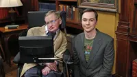 Stephen Hawking dan Jim Parsons dalam The Big Bang Theory (IMDb/ CBS/ SONJA FLEMMING - © 2012 Warner Bros.)