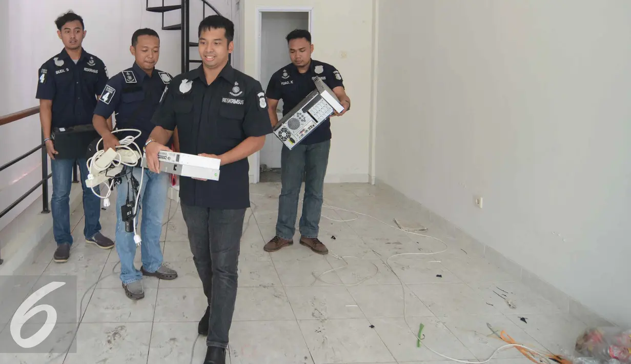 Petugas mengamankan beberapa CPU di dua ruko yang ada di Graha Bintaro, Tangerang Selatan, Kamis (18/2). Penyegelan dua ruko hasil pengembangan penangkapan 7 orang tersangka dengan modus kejahatan penipuan online. (Liputan6.com/Faisal R Syam)