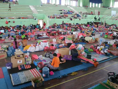 Warga pengungsi Gunung Agung beraktivitas di GOR Swecapura, Klungkung, Bali, Senin (27/11). Warga di kawasan rawan bencana kembali mengungsi ke sejumlah titik penampungan menyusul peningkatan status Gunung Agung ke level awas. (Liputan6.com/Andi Jatmiko)