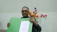 CEO Mahaka Sports & Entertainment, Hasani Abdulgani menunjukkan surat rekomendasi dari BOPI untuk menggelar Piala Presiden 2015. (Bola.com/Muhammad Ridwan)