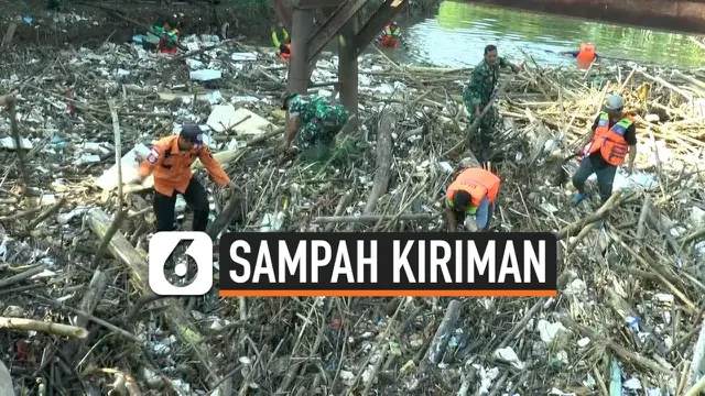 VIDEO: Puluhan Ton Sampah Menyumbat Kali Bekasi