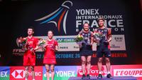 Praveen Jordan/Melati Daeva Oktavianti bersama ganda China, Zheng Si Wei/Huang Ya Qiong di podium Prancis Terbuka 2019, Minggu (27/10/2019). (PBSI)