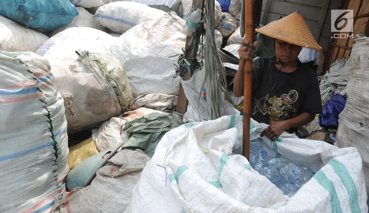 Pekerja memilah sampah plastik di pabrik pengolahan kawasan Kapuk, Cengkareng, Jakarta, Selasa (17/9/2019). Pabrik mengolah sampah plastik menjadi recycle untuk kemudian dijual ke pabrik-pabrik yang lebih besar. (merdeka.com/Arie Basuki)
