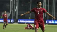 Striker Timnas Indonesia U-19, Rafly Mursalim, merayakan gol yang dicetaknya ke gawang Kamboja U-19 pada laga persahabatan di Stadion Patriot, Bekasi, Rabu (4/10/2017). Indonesia menang 2-0 atas Kamboja. (Bola.com/Vitalis Yogi Trisna)
