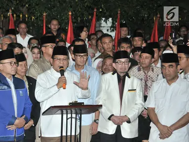 Capres yang juga Ketua Umum Partai Gerindra, Prabowo Subianto dan cawapres Sandiaga Uno memberikan keterangan pers saat deklarasi capres-cawapres di Kertanegara, Jakarta, Kamis (9/8). (Merdeka.com/Iqbal S Nugroho)