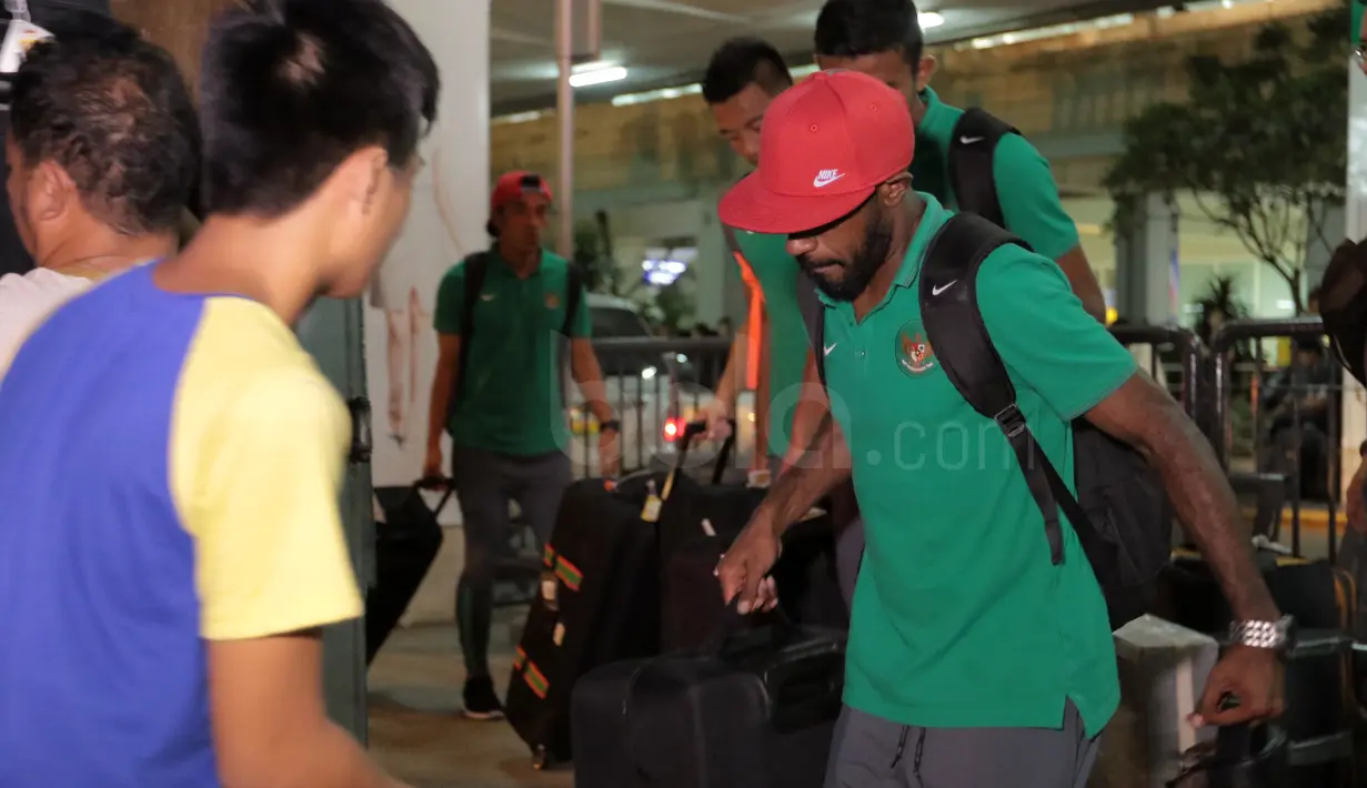 Kapten Timnas Indonesia, Boaz Solossa memasukan barang bawaanya ke mobil usai keluar dari gerbang Ninoy Aquino International Airport (NAIA), Manila, Filipina, (17/11/2016). (Bola.com/Nicklas Hanoatubun)