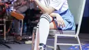 Penampilan Fuji semakin menggemaskan dengan pleated mini skirt biru, kaus kaki putih panjang ala Harajuku style, dan sepatu Converse dengan heels. [Foto: Instagram/fuji_an]