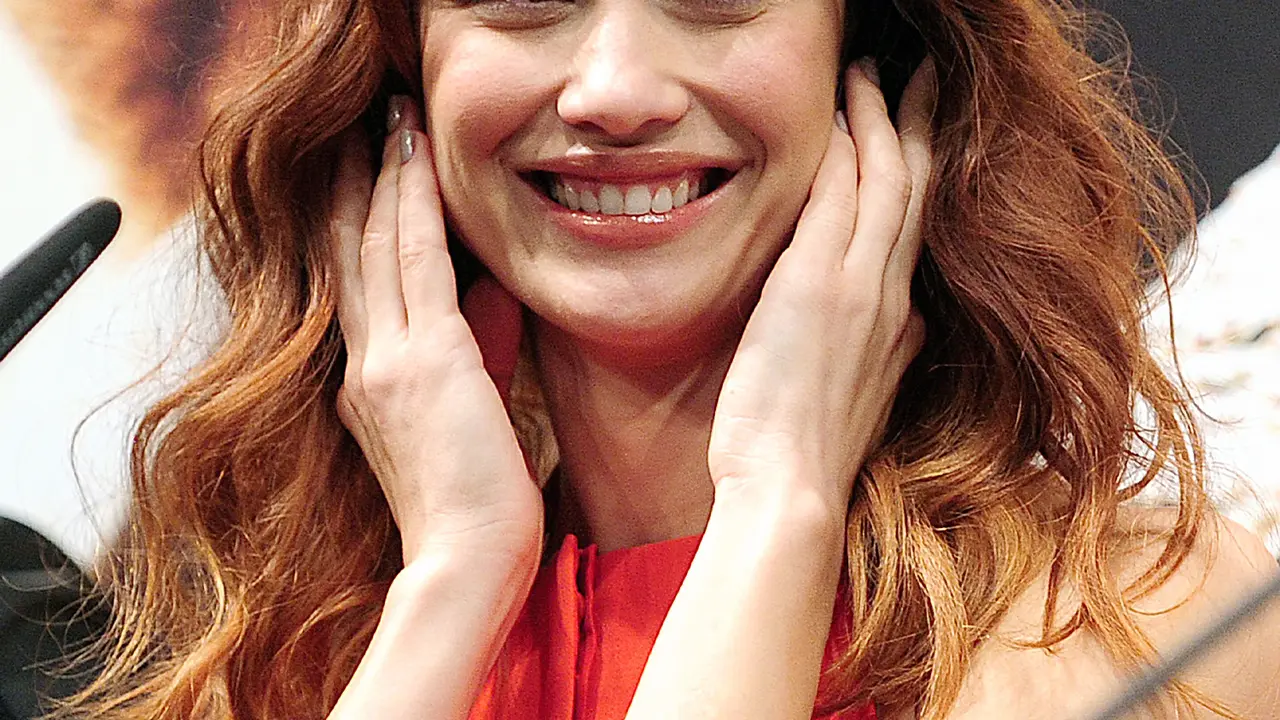 Bintang Film James Bond Olga Kurylenko Positif Corona