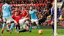 Morgan Schneiderlin, mencoba mengapai bola saat berada di depan gawang City dalam lanjutan Liga Premier Inggris di Stadion Old Trafford, Manchester, Inggris, Minggu (25/10/2015). (Action Images via Reuters/Jason Cairnduff)