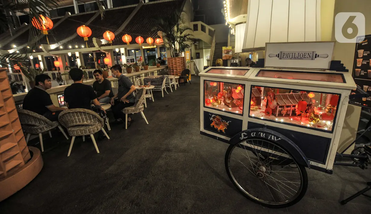 Pengunjung saat menikmati wisata kuliner di Petak Enam, Glodok, Jakarta, Senin (7/6/2021). Petak Enam ini menjadi destinasi kuliner baru di Ibu Kota bernuansa China Town yang menyajikan beragam menu makanan khas Tiongkok, Barat, dan Nusantara dengan konsep foodcourt. (merdeka.com/Iqbal S Nugroho)