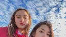 Momen seru saat menikmati matahari terbit pun diunggah oleh Dinda Kirana dalam akun Instagramnya. Banyak netizen pun membanjiri kolom komentar Instagramnya tersebut. Ia pun kini menyukai olahraga naik gunung. (Liputan6.com/IG/@dindakirana.s)