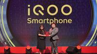 iQOO Brand Manager Roshinna Erawaty dan CEO Bigetron Esports Edwin Chia. (Dok: iQOO)