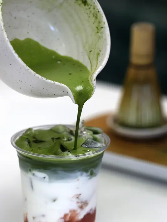 Gelombang panas di Kyoto juga berdampak pada produktivitas para petani tencha—daun teh yang dikeringkan dan digiling menjadi matcha. (Justin Sullivan/Getty Images North America/Getty Images via AFP)