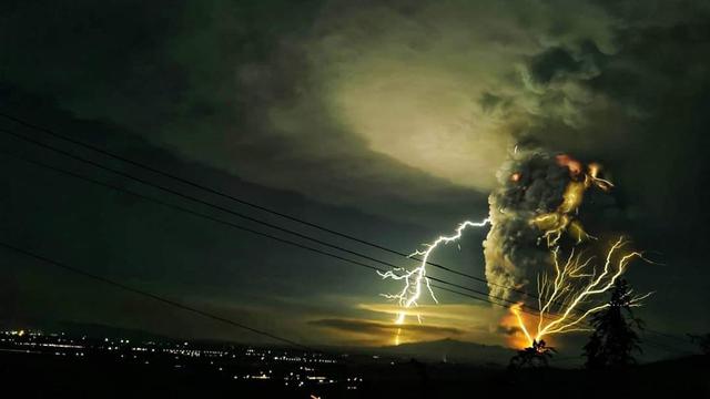 Petir di Gunung Taal