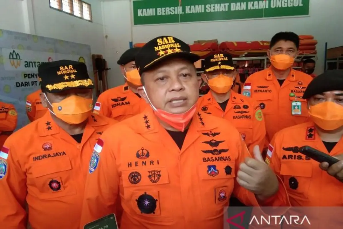 Kepala Basarnas RI Marsekal Madya TNI Henri Alfiandi saat diwawancara di sela-sela kunjungan kerja di Kantor Basarnas Kendari, Kota Kendari, Sulawesi Tenggara, Sabtu (19/3/2022) (ANTARA/Harianto)