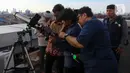 Tim Hisab Rukyat Kanwil Kemenag DKI Jakarta memantau hilal untuk menentukan awal Ramadhan 1446 Hijriah. (Liputan6.com/Herman Zakharia)