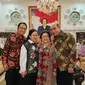 Ketum PDIP Megawati Soekarnoputri bersama tiga anaknya Rizki Pratama (kanan), Prananda Prabowo (kiri), dan Puan Maharani (kedua dari kiri) saat perayaan ulang tahun ke-76 ibunda. (Foto: Istimewa)