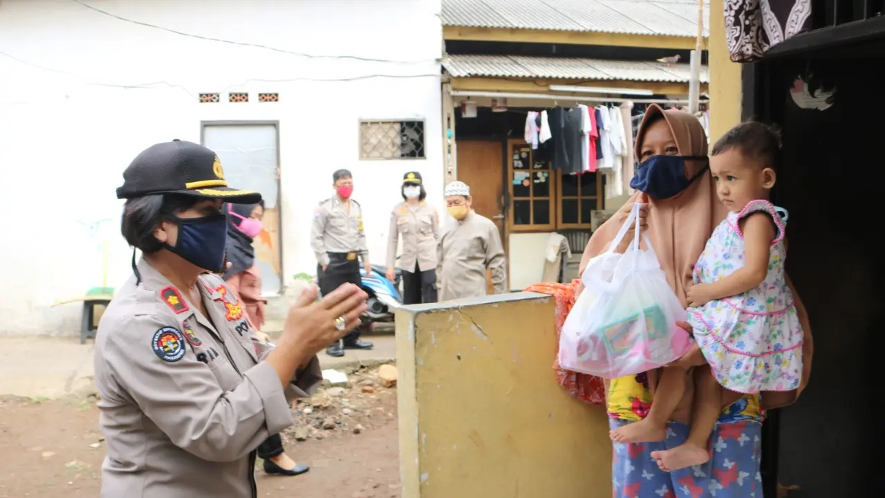 Bhayangkari Polres Metro Bekasi Kota membagikan sembako dan kebutuhan bayi kepada warga.