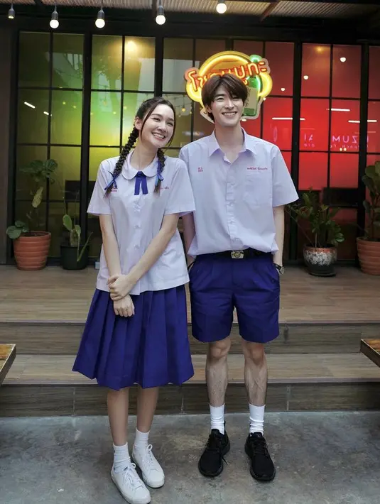 Diana juga tampil menggemaskan dengan seragam sekolah khas Thailand dipadukan sepatu putihnya. (@dianaflipo)