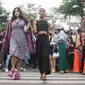 Artis Jessica Iskandar berlenggak-lenggok di zebra cross Dukuh Atas saat meramaikan Citayam Fashion Week di kawasan SCBD (Sudirman Citayam Bojong Gede Dukuh Atas), Dukuh Atas, Jakarta Pusat, Senin (25/7/2022). Jessica Iskandar tampak anggun mengenakan gaun bunga-bunga dengan luaran blazer bewarna ungu. (Liputan6.com/Herman Zakharia)