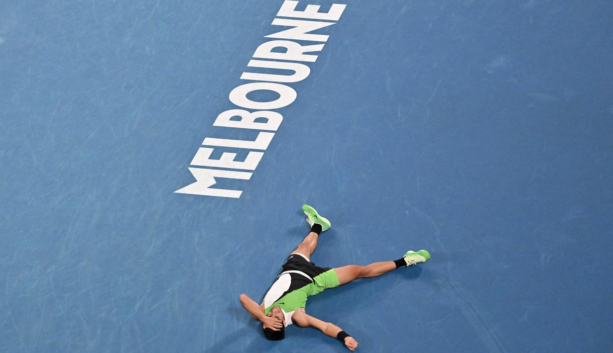Ekspresi tidak percaya Carlos Alcaraz usai dirinya berhasil menjuarai Australian Open 2026 setelah menaklukkan Novak Djokovic dalam laga sengit yang dilangsungkan di Melbourne Park pada (1/2/2026) sore WIB. (AFP/Paul Crock)
