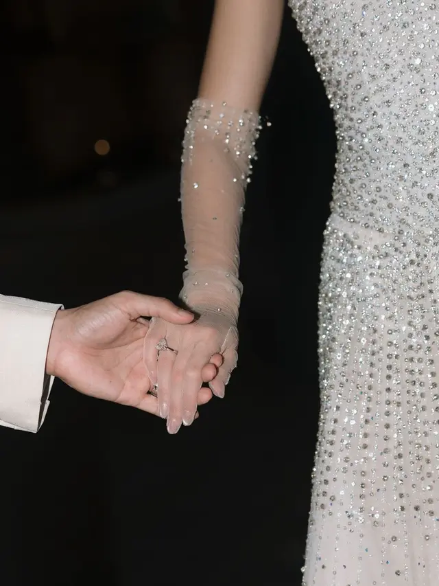 6 Pesona Elegan Pevita Pearce Resmi Menikah dengan Crazy Rich Malaysia, Kenakan Gaun Pengantin Bertabur 70.000 Kristal