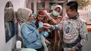 Penjabat (Pj) Gubernur Jakarta, Teguh Setyabudi (kanan) saat meninjau layanan pemeriksaan kesehatan gratis di salah satu Pusat Kesehatan Masyarakat (Puskesmas) di Jakarta, 9 Februari 2025. (YASUYOSHI CHIBA/AFP)