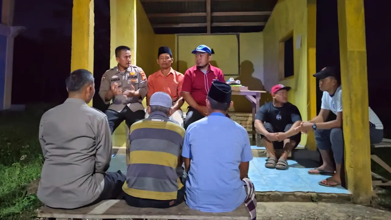 Personel Polres Rokan Hulu sosialisasi menjaga keamanan dan ketertiban untuk wujudkan Pilkada damai.
