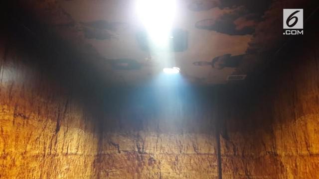 Smoking room di Bandara Husein Sastranegara, Bandung, menjadi pembicaraan publik lantaran desainnya yang membuat orang-orang kapok untuk merokok.