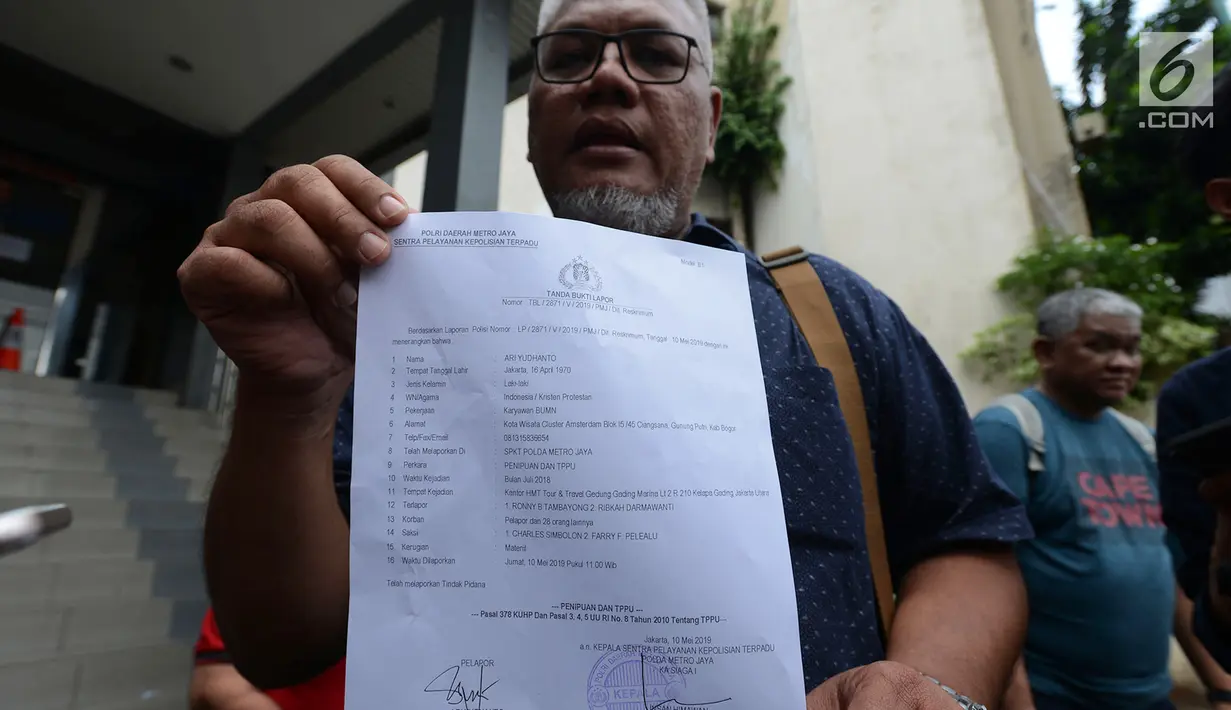 Perwakilan warga dari kasus penipuan perjalanan Travel Agent Hidup Makmur Tentram (HMT) menunjukkan surat laporan di Polda Metro  Jaya, Jakarta, Jumat (10/5). Ratusan orang jemaat batal berangkat ke Yerusalem hingga saat ini belum ada kejelasan untuk berangkat. (merdeka.com/Imam Buhori)