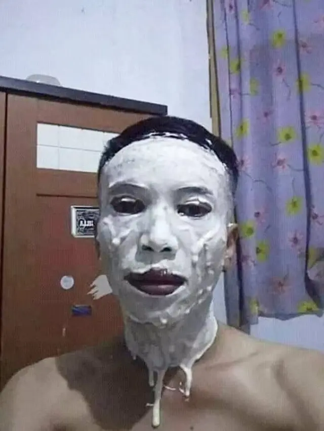 Gagal Glowing, 6 Aksi Orang Pakai Skincare Ini Nyeleneh Banget