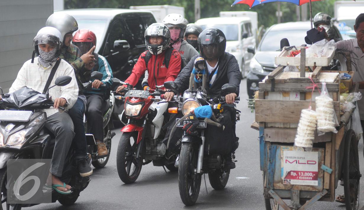 Pengguna jalan lain memotret dua ekor monyet yang dibawa pemiliknya di kawasan Senayan, Jakarta, Kamis (1/12). Monyet yang dibawa pemiliknya saat mengendarai motor ini menjadi pusat perhatian pengguna jalan lain. (Liputan6.com/Helmi Affandi)