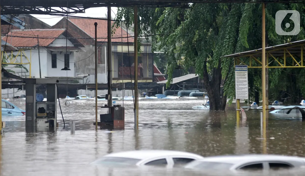 Kondisi taksi saat terendam banjir di Pool Blue Bird, Kramat Jati, Jakarta Timur, Rabu (1/1/2020). Banjir yang terjadi akibat hujan deras yang mengguyur Jakarta dan sekitarnya menyebabkan puluhan taksi dan belasan mobil terendam sejak pukul 04.00 WIB. (merdeka.com/Iqbal S. Nugroho)
