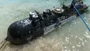 Objek tersebut telah diamankan dan diserahkan ke Pangkalan Tentara Nasional Indonesia Angkatan Laut (Lanal) Mataram untuk proses identifikasi dan penelitian lebih lanjut. Tampak dalam foto yang diambil pada 6 April 2026 menunjukkan sebuah objek mirip torpedo dengan panjang 3,7 meter dan lebar 65 sentimeter, yang ditemukan oleh seorang nelayan di dekat Selat Lombok setelah terseret ke pantai di Gili Trawangan, Nusa Tenggara Barat. (Foto oleh AFP)