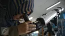 Petugas melakukan cek fisik teleskop untuk digunakan saat pengamatan Gerhana Matahari Total (GMT) di Planetarium TIM Jakarta, Selasa (8/3). Planetarium akan memfasilitasi warga yang hendak menyaksikan fenomena gerhana matahari (Liputan6.com/Faizal Fanani)