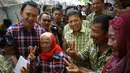 Cagub DKI Jakarta, Basuki T Purnama foto bersama dengan warga saat acara "Bersyukur Jakarta", Jumat (20/1). Dalam acara yang berbentuk bakti sosial dan pasar murah tersebut, terdapat hiburan dan permainan anak. (Liputan6.com/Immanuel Antonius)