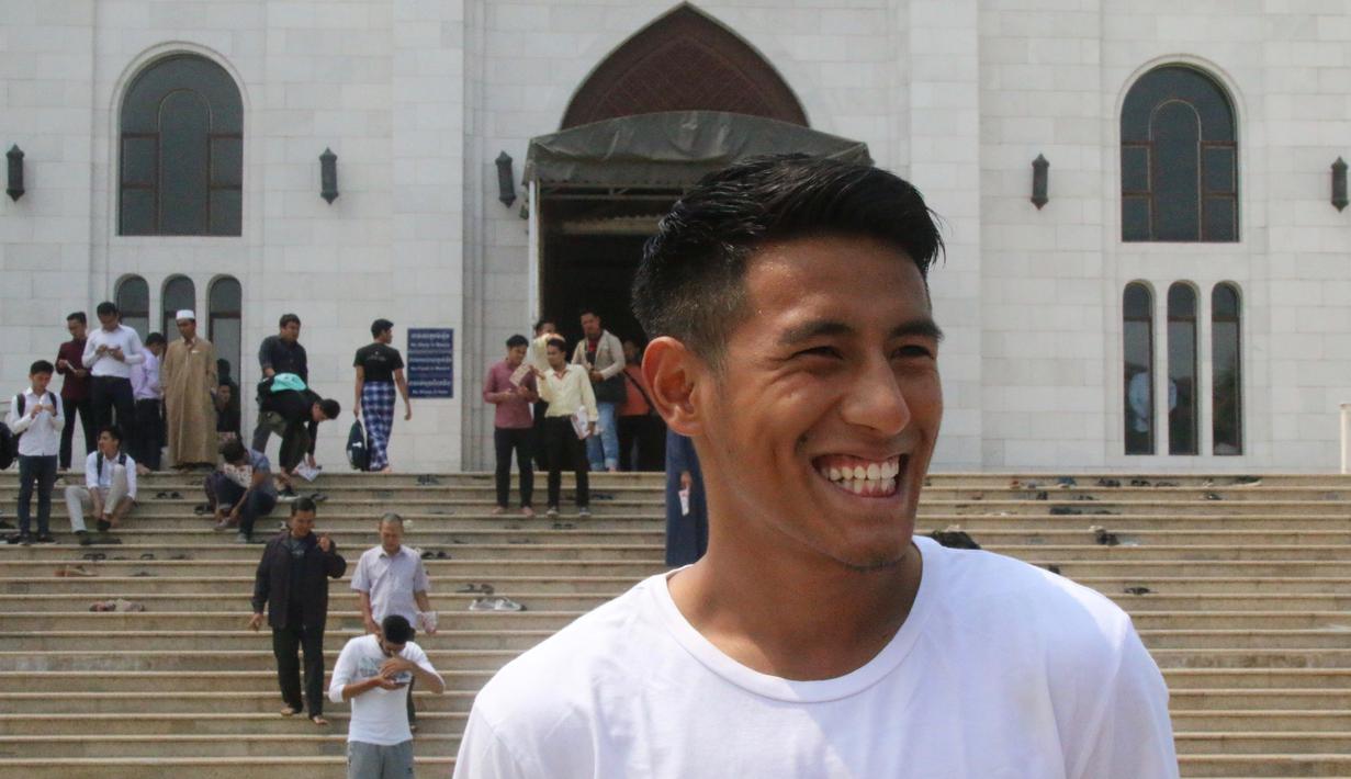 Gelandang timnas Indonesia, Hanif Syahbandi usai melakukan salat Jumat di Mesjid Al Serkal, Phnom Penh, Kamboja, Jumat (22/2). Skuat Timnas Indonesia U-22 melakukan ibadah Salat jelang laga ketiga Piala AFF U-22 2019. (Bola.com/Zulfirdaus Harahap)