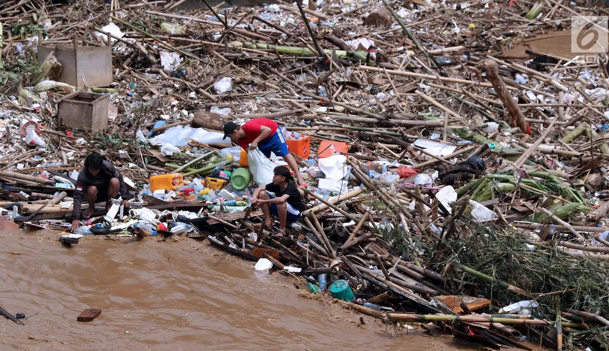 Sejumlah anak mengumpulkan botol-botol plastik yang tersangkut diantara tumpukan sampah di Pintu Air Manggarai, Jakarta, Jumat (26/4). Sampah ini terbawa arus sungai Ciliwung akibat curah hujan yang tinggi di kawasan Bogor dan sekitarnya, Kamis (25/4). (Liputan6.com/Helmi Fithriansyah)
