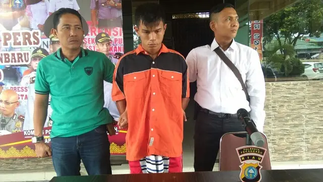 Pelaku pembunuhan terhadap Ayu ketika ditangkap petugas Polsek Rumbai ketika kabur ke Jakarta.