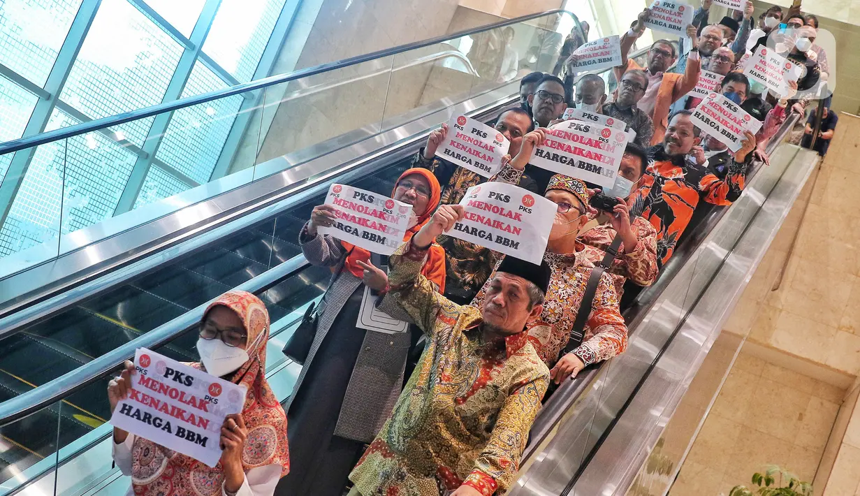 Anggota Fraksi PKS memegang poster bertuliskan “Tolak Kenaikan Harga BBM” seusai walkout dari Rapat Paripurna ke-4 masa persidangan I tahun 2022-2023 di Kompleks Parlemen, Senayan, Jakarta, Selasa (6/9/2022). Fraksi PKS menyampaikan interupsi dan dilanjutkan melakukan walk out keluar dari ruang paripurna. (Liputan6.com/Angga Yuniar)