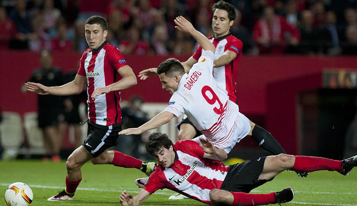 3. Bek Athletic Bilbao, Mikel San Jose, berebut bola dengan penyerang Sevilla, Kevin Gameiro, pada laga Liga Europa di Stadion Ramon Sanchez Pizjuan, Spanyol, Kamis (14/4/2016). Sevilla lolos ke semifinal berkat adu penalti. (AFP/Jorge Guerrero)