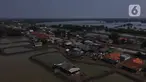 Foto udara hunian warga kawasan Kampung Muara Beting, Desa Pantai Bahagia, Kecamatan Muara Gembong yang terdampak abrasi laut di Kabupaten Bekasi, Jawa Barat, Kamis (25/5/2023). (merdeka.com/imam buhori)