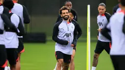 Pemain depan Liverpool Mohamed Salah mengambil bagian dalam sesi latihan menjelang laga Liga Champions melawan Ajax Amsterdam, di AXA Training Center, utara Liverpool pada 12 September 2022. Diketahui pelaksanaan Liga Champions 2022/2023 akan tetap digelar, meski seluruh klub dari Liga Inggris tengah berkabung atas wafatnya Ratu Elizabeth II. (Lindsey Parnaby / AFP)